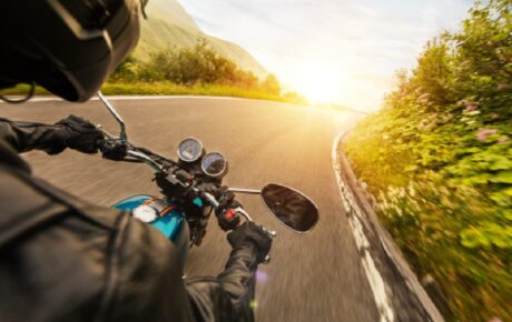 Frenare in moto e scooter correttamente, evitando pericolose cadute